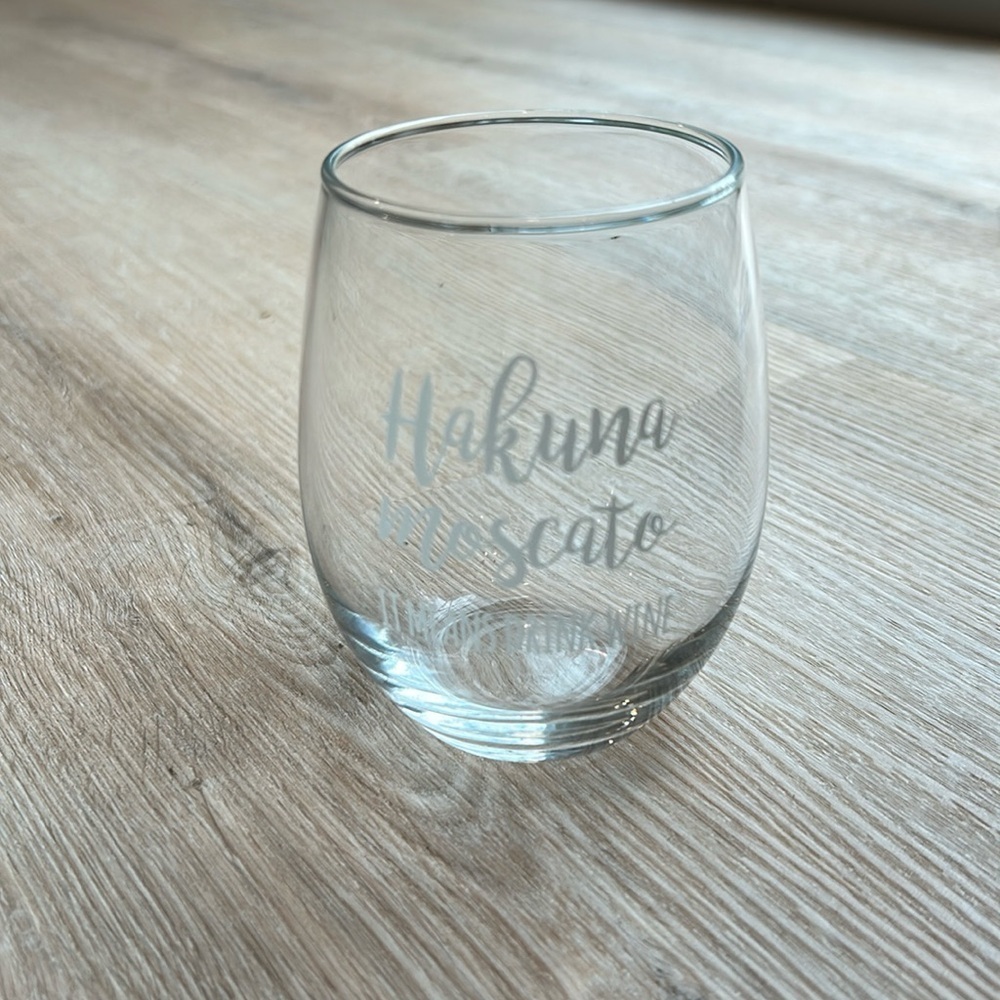 NEW Wine glass “HAKUNA MOSCATO” it means drink wine​